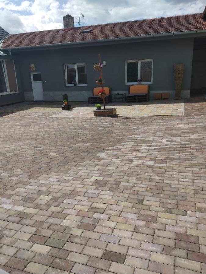 Apartmán blízko Brna s dobovými dekoracemi Apartamento Melcany Exterior foto