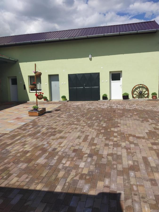 Apartmán blízko Brna s dobovými dekoracemi Apartamento Melcany Exterior foto
